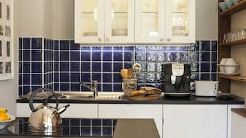 Apartment (2 / incl 70 EUR cleaning fee) | Private kitchen | Full-size fridge, oven, stovetop, dishwasher