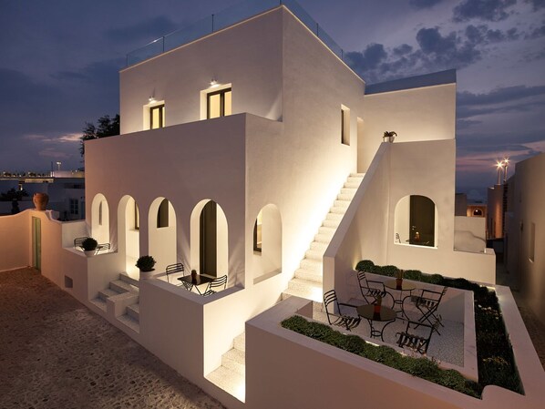 Front of property - evening/night - The Arches (Santorini)