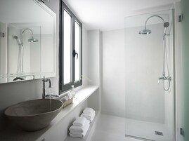 Deluxe Suite, Jetted Tub (Marco Sanudo) | Bathroom | Shower, free toiletries, hair dryer, slippers