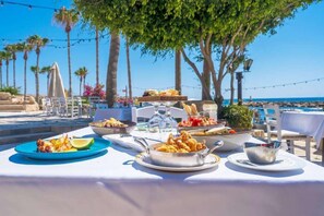 Outdoor dining - Hotel Coral Beach Resort (Pegeia)