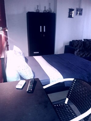 Habitación exclusiva, 1 cama de matrimonio grande, no fumadores | Sábanas de algodón egipcio, tabla de planchar con plancha, wifi gratis
