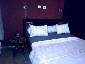 Habitación exclusiva, 1 cama de matrimonio grande, no fumadores | Sábanas de algodón egipcio, tabla de planchar con plancha, wifi gratis