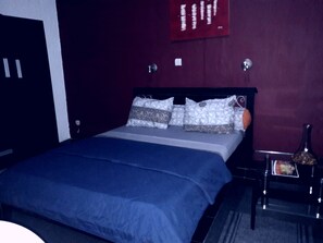Chambre Exclusive, 1 très grand lit, non-fumeurs | Draps en coton égyptien, fer et planche à repasser, Wi-Fi gratuit