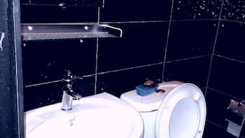 Chambre Exclusive, 1 très grand lit, non-fumeurs | Salle de bain | Douche, douche à « effet pluie », articles de toilette gratuits