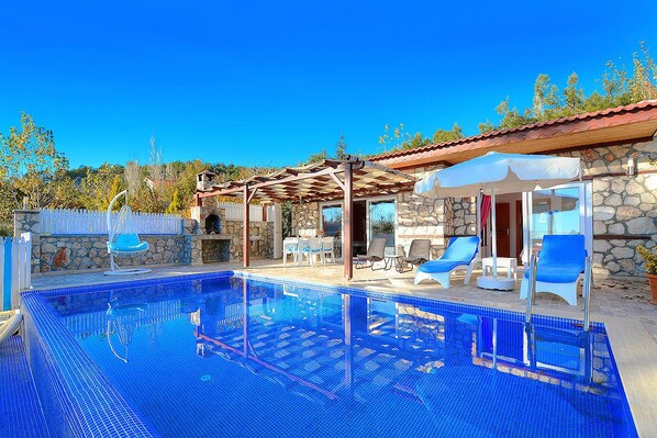 Außenpool, Sonnenschirme, Liegestühle