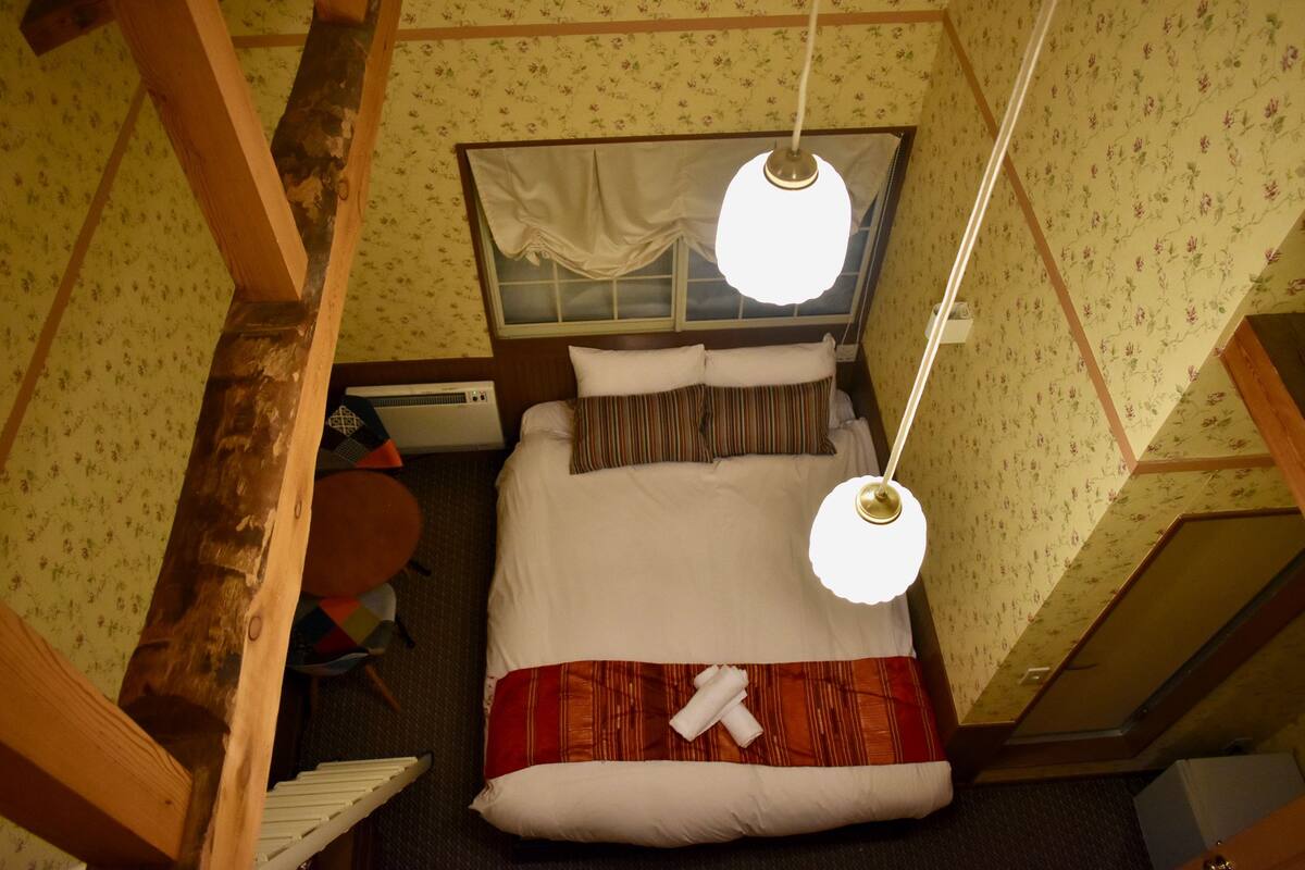 Standard Queen Room | WiFi (free), bed sheets