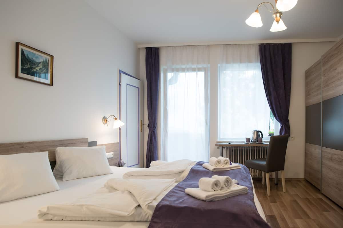 1 bedroom, desk, blackout drapes, WiFi (free)
