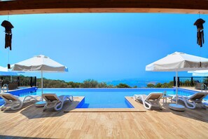 Outdoor pool, pool umbrellas, sun loungers - Villa Bade (Kas)
