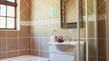 Ein Badezimmer mit Badewanne, Dusche und Waschbecken.