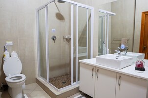 Habitación Deluxe doble | Caja fuerte, tabla de planchar con plancha, ropa de cama