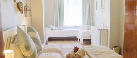 Un dormitorio con una cama grande, un escritorio y una araña.