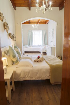 Deluxe Double Room | In-room safe, iron/ironing board, bed sheets - Skilpadvlei Wine Farm (Stellenbosch)