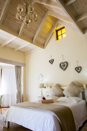 Deluxe Double Room | In-room safe, iron/ironing board, bed sheets - Skilpadvlei Wine Farm (Stellenbosch)