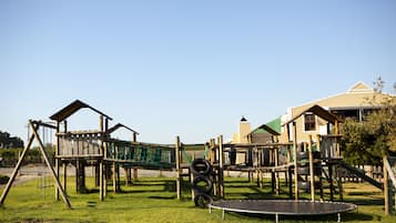 Zona de juegos infantil al aire libre