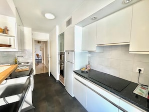 Frigorífico, microondas, horno y placa de cocina