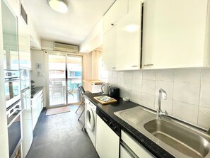 Frigorífico, microondas, horno y placa de cocina