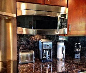 Geladeira, micro-ondas, fogão, cooktop