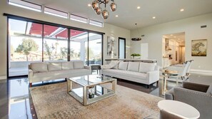 TV connectée, cheminée, table de tennis de table