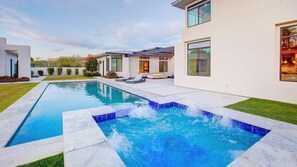 Een buitenzwembad en een verwarmd zwembad