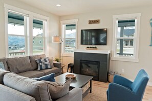 Smart TV, fireplace, books, stereo