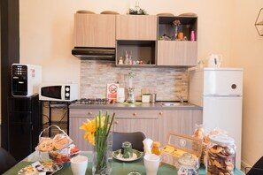 Kühlschrank, Mikrowelle, Herdplatte, Wasserkocher mit Kaffee-/Teezubehör