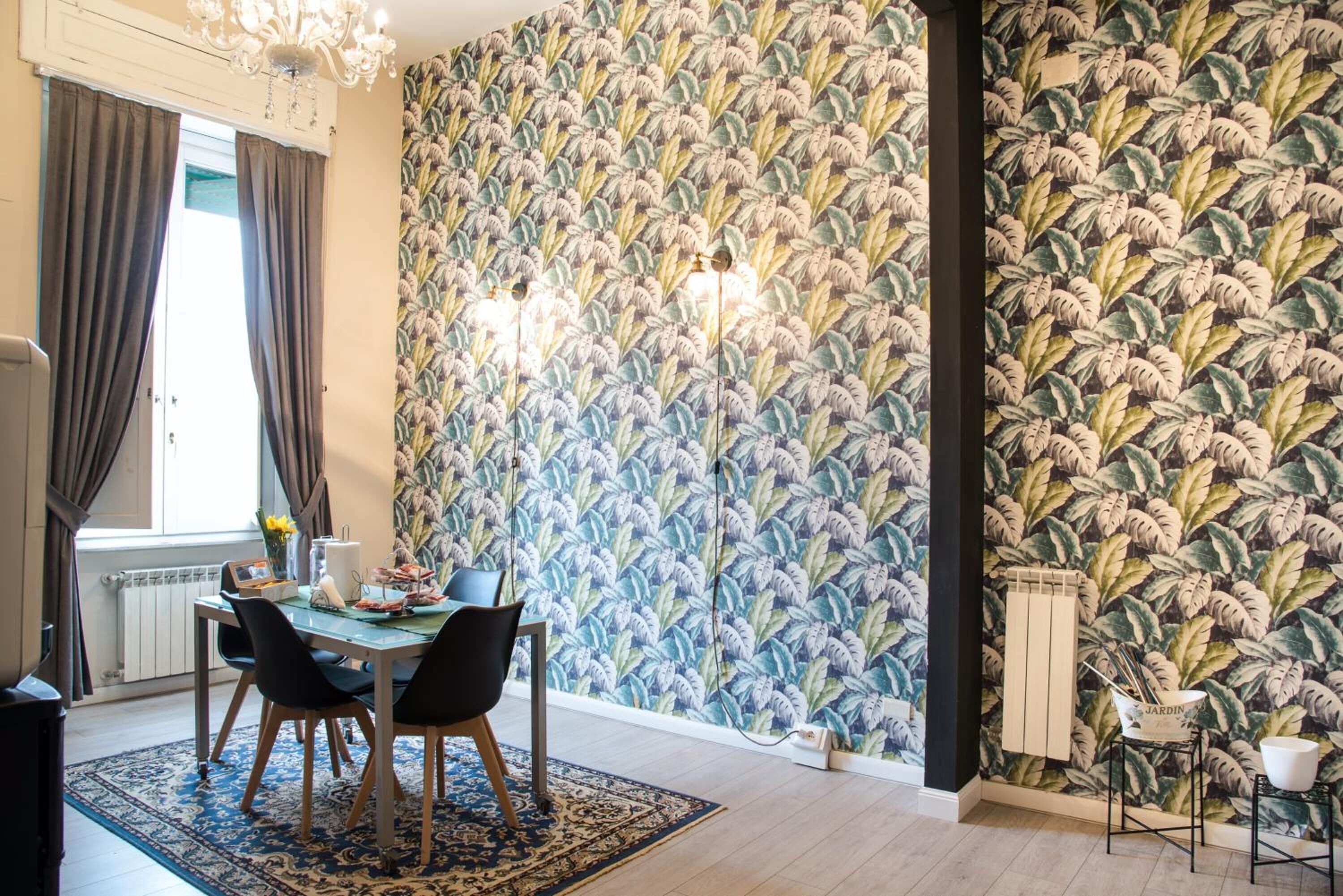 Refrigerador em uma área comum, micro-ondas em uma área comum, cooktop