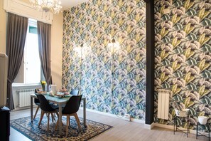 Réfrigérateur dans l'espace commun, micro-ondes dans l'espace commun