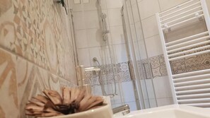 Douche, articles de toilette gratuits, sèche-cheveux