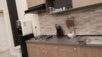 Refrigerador em uma área comum, micro-ondas em uma área comum, cooktop