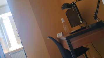 Escritorio, sistema de insonorización, camas supletorias y wifi gratis