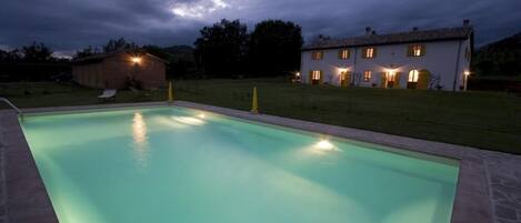 Piscine extérieure (ouverte en saison), parasols de plage