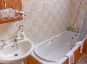 Casa de campo, 1 habitación | Baño | Pantuflas y toallas 