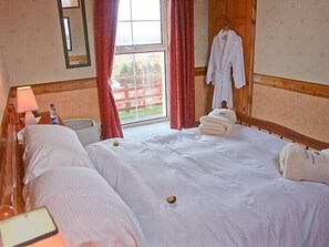 Silverdale Cottage | Free WiFi, bed sheets
