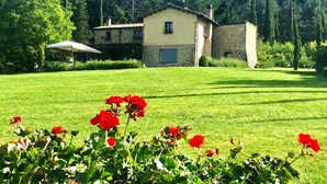 A stone house with a garden in front. - Verdidea - Villa la Felce (Cetona)