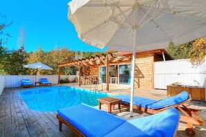 Outdoor pool, pool umbrellas, pool loungers - Villa Bambu (Kas)