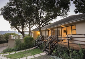 Double or Twin Room (Tree) | Terrace/patio - SomerZicht Guesthouse (Cape Town)