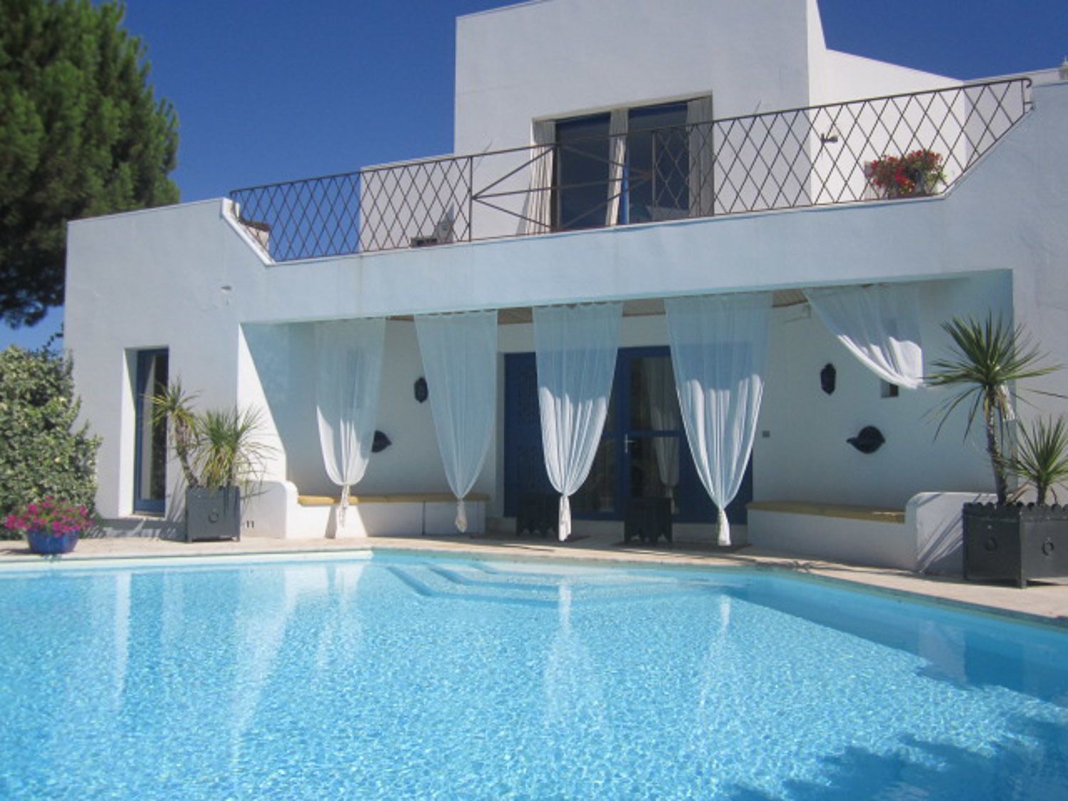 seasonal outdoor pool, pool loungers