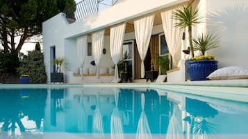 Seasonal outdoor pool, sun loungers