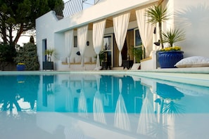 Piscine extérieure (ouverte en saison), chaises longues