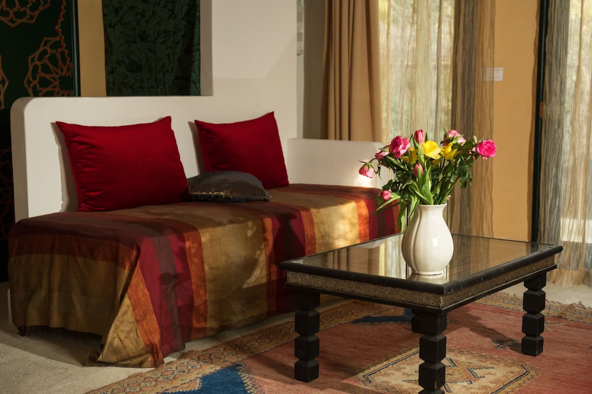 suite | living area | flat-screen tv