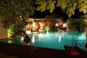 Seasonal outdoor pool, sun loungers - La Villa Majorelle (Pertuis)