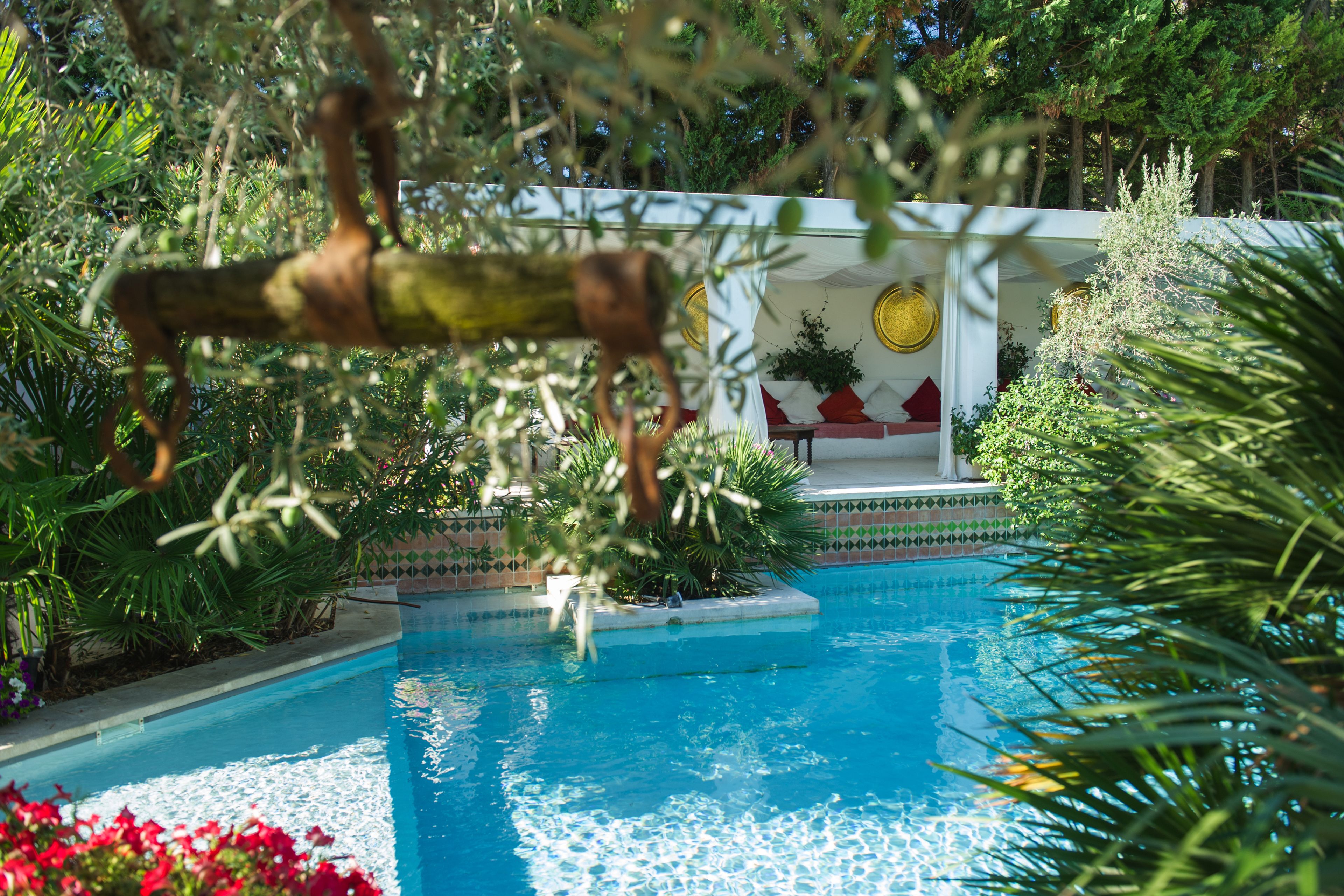 seasonal outdoor pool, pool loungers