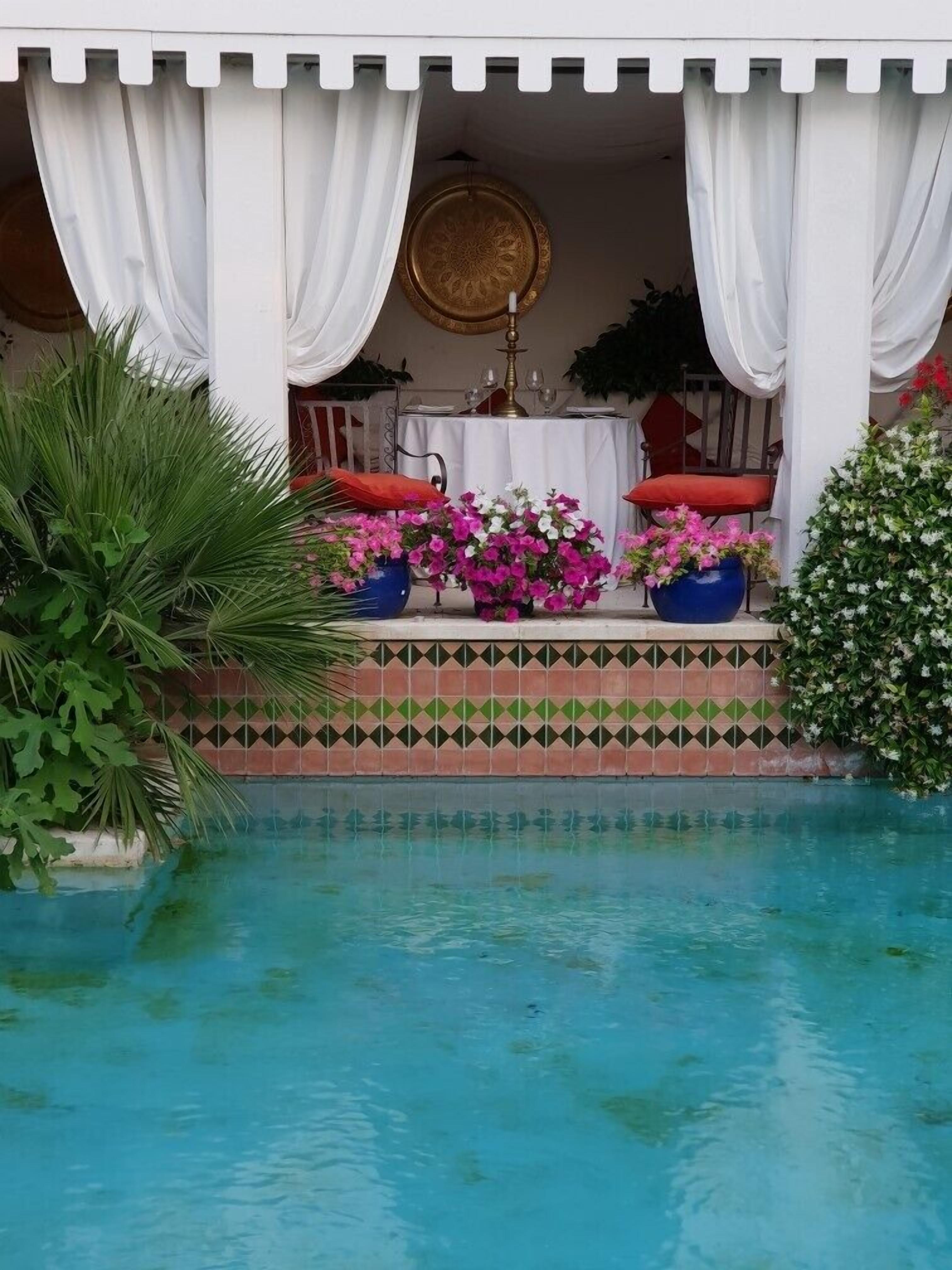 seasonal outdoor pool, pool loungers