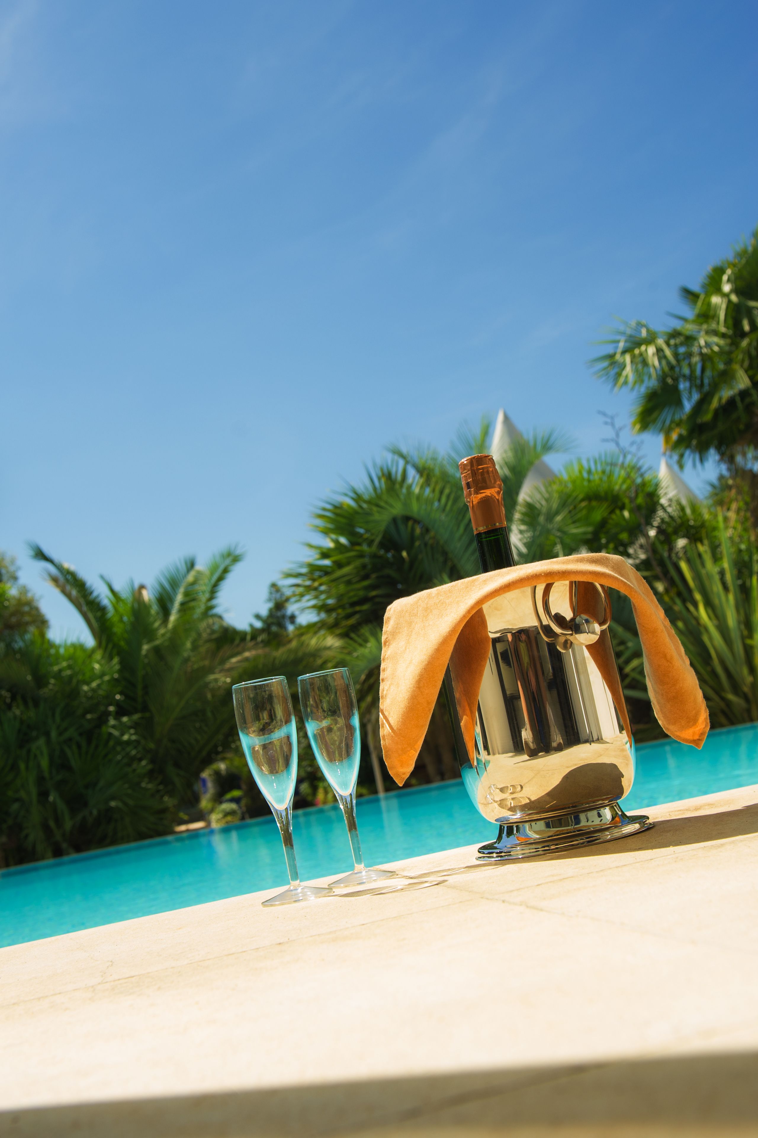 seasonal outdoor pool, pool loungers