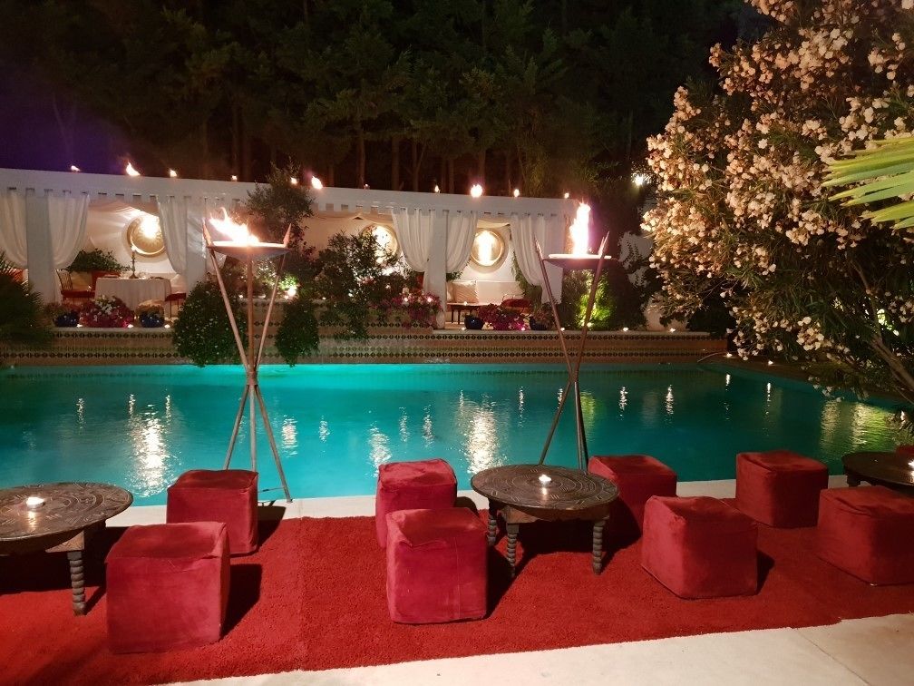 seasonal outdoor pool, pool loungers