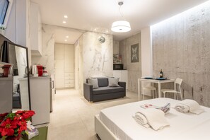 Studio | 1 bedroom, in-room safe, soundproofing, iron/ironing board