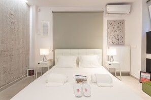 Studio | 1 bedroom, in-room safe, soundproofing, iron/ironing board
