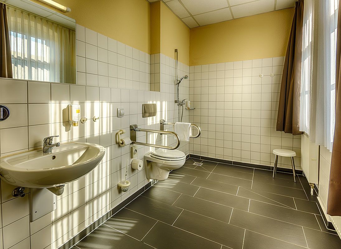 triple room, accessible | bathroom | shower, towels