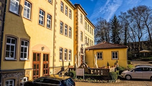 Een geel gebouw met een bord waarop 