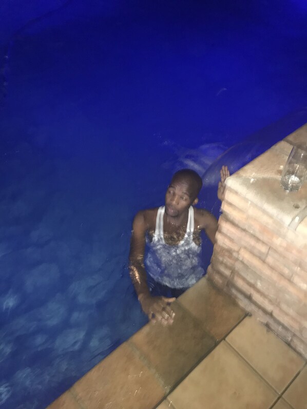 Una piscina al aire libre